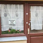 Halle Eg 78 Qm, Tv- Lounge, Kueche, Bad, 3 Moderne Dz, Zi 1 Franzoesisches Db Zi 2 Queensize- Bett, Oder Zweibettzimmer Zi 3 Franzoesisches Doppelbett Apartment