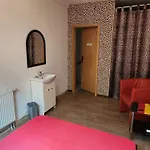 Halle Eg 78 Qm, Tv- Lounge, Kueche, Bad, 3 Moderne Dz, Zi 1 Franzoesisches Db Zi 2 Queensize- Bett, Oder Zweibettzimmer Zi 3 Franzoesisches Doppelbett Apartment *
