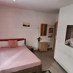 Apartment Halle Eg 78 Qm, Tv- Lounge, Kueche, Bad, 3 Moderne Dz, Zi 1 Franzoesisches Db Zi 2 Queensize- Bett, Oder Zweibettzimmer Zi 3 Franzoesisches Doppelbett Halle (Saale)