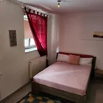 Halle Eg 78 Qm, Tv- Lounge, Kueche, Bad, 3 Moderne Dz, Zi 1 Franzoesisches Db Zi 2 Queensize- Bett, Oder Zweibettzimmer Zi 3 Franzoesisches Doppelbett