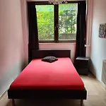 Halle Eg 78 Qm, Tv- Lounge, Kueche, Bad, 3 Moderne Dz, Zi 1 Franzoesisches Db Zi 2 Queensize- Bett, Oder Zweibettzimmer Zi 3 Franzoesisches Doppelbett