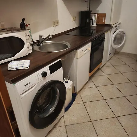 Apartment Halle Eg 78 Qm, Tv- Lounge, Kueche, Bad, 3 Moderne Dz, Zi 1 Franzoesisches Db Zi 2 Queensize- Bett, Oder Zweibettzimmer Zi 3 Franzoesisches Doppelbett Halle (Saale)