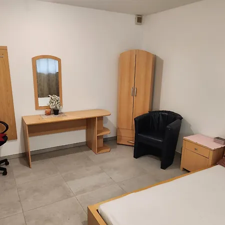 Halle Eg 78 Qm, Tv- Lounge, Kueche, Bad, 3 Moderne Dz, Zi 1 Franzoesisches Db Zi 2 Queensize- Bett, Oder Zweibettzimmer Zi 3 Franzoesisches Doppelbett Apartment Halle (Saale)