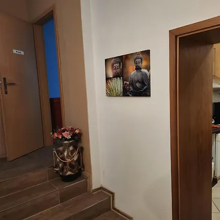 Halle Eg 78 Qm, Tv- Lounge, Kueche, Bad, 3 Moderne Dz, Zi 1 Franzoesisches Db Zi 2 Queensize- Bett, Oder Zweibettzimmer Zi 3 Franzoesisches Doppelbett Apartment