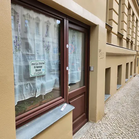 Halle Eg 78 Qm, Tv- Lounge, Kueche, Bad, 3 Moderne Dz, Zi 1 Franzoesisches Db Zi 2 Queensize- Bett, Oder Zweibettzimmer Zi 3 Franzoesisches Doppelbett Apartment *