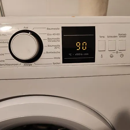 Apartment Halle Eg 78 Qm, Tv- Lounge, Kueche, Bad, 3 Moderne Dz, Zi 1 Franzoesisches Db Zi 2 Queensize- Bett, Oder Zweibettzimmer Zi 3 Franzoesisches Doppelbett