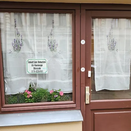 Halle Eg 78 Qm, Tv- Lounge, Kueche, Bad, 3 Moderne Dz, Zi 1 Franzoesisches Db Zi 2 Queensize- Bett, Oder Zweibettzimmer Zi 3 Franzoesisches Doppelbett Apartment