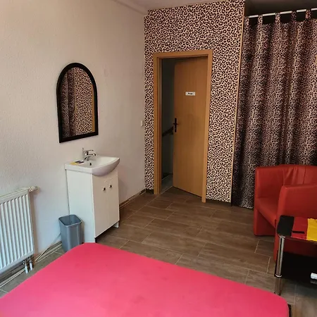 Halle Eg 78 Qm, Tv- Lounge, Kueche, Bad, 3 Moderne Dz, Zi 1 Franzoesisches Db Zi 2 Queensize- Bett, Oder Zweibettzimmer Zi 3 Franzoesisches Doppelbett Apartment *