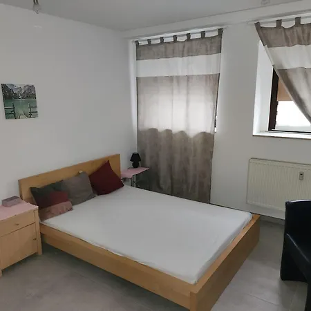 Halle Eg 78 Qm, Tv- Lounge, Kueche, Bad, 3 Moderne Dz, Zi 1 Franzoesisches Db Zi 2 Queensize- Bett, Oder Zweibettzimmer Zi 3 Franzoesisches Doppelbett Apartment *