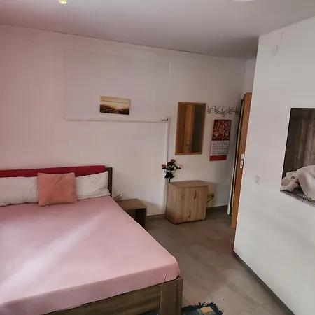 Appartement Halle Eg 78 Qm, Tv- Lounge, Kueche, Bad, 3 Moderne Dz, Zi 1 Franzoesisches Db Zi 2 Queensize- Bett, Oder Zweibettzimmer Zi 3 Franzoesisches Doppelbett Halle (Saale)