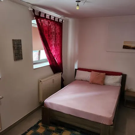 Halle Eg 78 Qm, Tv- Lounge, Kueche, Bad, 3 Moderne Dz, Zi 1 Franzoesisches Db Zi 2 Queensize- Bett, Oder Zweibettzimmer Zi 3 Franzoesisches Doppelbett