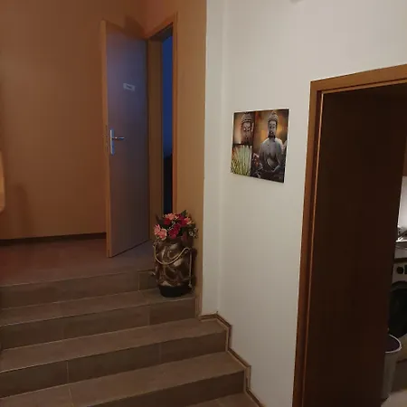 Halle Eg Fewo 78 Qm, Tv- Lounge, Kueche, Bad, 3 Moderne Dz, Zi 1 Franzoesisches Db Zi 2 Queensize- Bett, Oder Zweibettzimmer Zi 3 Franzoesisches Doppelbett *