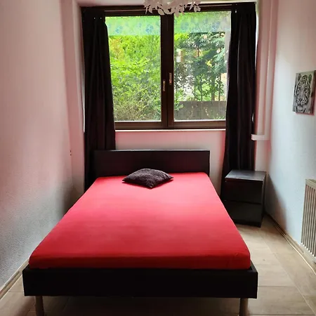 Halle Eg 78 Qm, Tv- Lounge, Kueche, Bad, 3 Moderne Dz, Zi 1 Franzoesisches Db Zi 2 Queensize- Bett, Oder Zweibettzimmer Zi 3 Franzoesisches Doppelbett