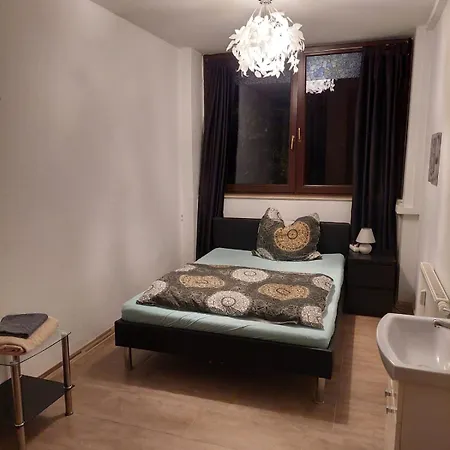 Apartment Halle Eg 78 Qm, Tv- Lounge, Kueche, Bad, 3 Moderne Dz, Zi 1 Franzoesisches Db Zi 2 Queensize- Bett, Oder Zweibettzimmer Zi 3 Franzoesisches Doppelbett *