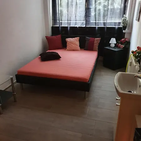Halle Eg 78 Qm, Tv- Lounge, Kueche, Bad, 3 Moderne Dz, Zi 1 Franzoesisches Db Zi 2 Queensize- Bett, Oder Zweibettzimmer Zi 3 Franzoesisches Doppelbett Apartment Halle (Saale)