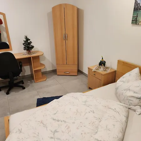Apartment Halle Eg 78 Qm, Tv- Lounge, Kueche, Bad, 3 Moderne Dz, Zi 1 Franzoesisches Db Zi 2 Queensize- Bett, Oder Zweibettzimmer Zi 3 Franzoesisches Doppelbett Halle (Saale)