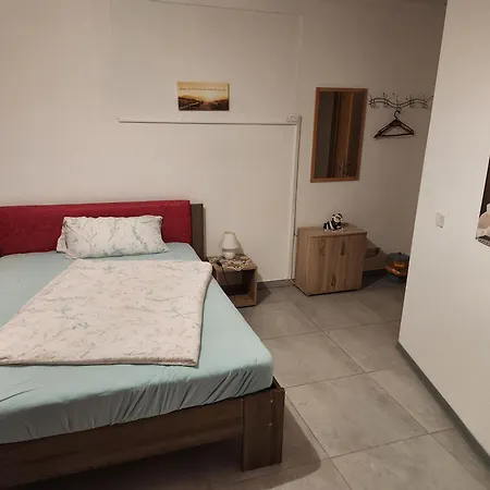 Apartment Halle Eg 78 Qm, Tv- Lounge, Kueche, Bad, 3 Moderne Dz, Zi 1 Franzoesisches Db Zi 2 Queensize- Bett, Oder Zweibettzimmer Zi 3 Franzoesisches Doppelbett Halle (Saale)