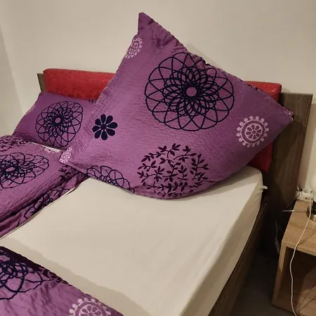 Apartment Halle Eg 78 Qm, Tv- Lounge, Kueche, Bad, 3 Moderne Dz, Zi 1 Franzoesisches Db Zi 2 Queensize- Bett, Oder Zweibettzimmer Zi 3 Franzoesisches Doppelbett