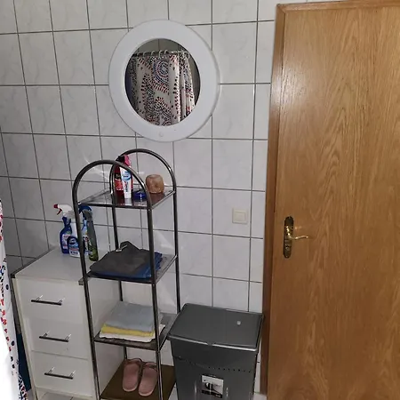 Halle Eg 78 Qm, Tv- Lounge, Kueche, Bad, 3 Moderne Dz, Zi 1 Franzoesisches Db Zi 2 Queensize- Bett, Oder Zweibettzimmer Zi 3 Franzoesisches Doppelbett *