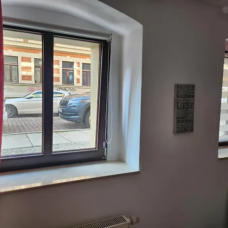 Halle Eg 78 Qm, Tv- Lounge, Kueche, Bad, 3 Moderne Dz, Zi 1 Franzoesisches Db Zi 2 Queensize- Bett, Oder Zweibettzimmer Zi 3 Franzoesisches Doppelbett