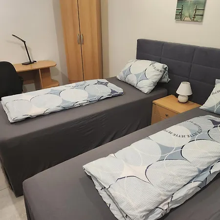 Halle Eg 78 Qm, Tv- Lounge, Kueche, Bad, 3 Moderne Dz, Zi 1 Franzoesisches Db Zi 2 Queensize- Bett, Oder Zweibettzimmer Zi 3 Franzoesisches Doppelbett * Halle (Saale)