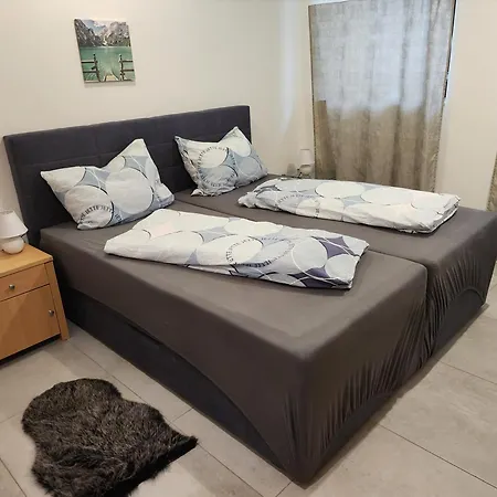 Halle Eg 78 Qm, Tv- Lounge, Kueche, Bad, 3 Moderne Dz, Zi 1 Franzoesisches Db Zi 2 Queensize- Bett, Oder Zweibettzimmer Zi 3 Franzoesisches Doppelbett * Halle (Saale)