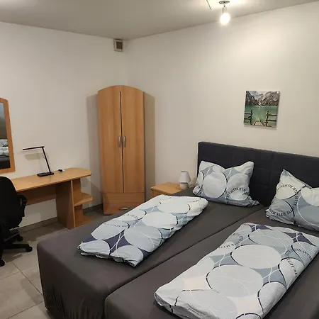 Halle Eg 78 Qm, Tv- Lounge, Kueche, Bad, 3 Moderne Dz, Zi 1 Franzoesisches Db Zi 2 Queensize- Bett, Oder Zweibettzimmer Zi 3 Franzoesisches Doppelbett Apartment