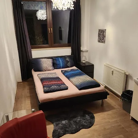 Apartment Halle Eg 78 Qm, Tv- Lounge, Kueche, Bad, 3 Moderne Dz, Zi 1 Franzoesisches Db Zi 2 Queensize- Bett, Oder Zweibettzimmer Zi 3 Franzoesisches Doppelbett *
