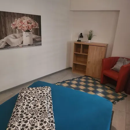 Halle Eg 78 Qm, Tv- Lounge, Kueche, Bad, 3 Moderne Dz, Zi 1 Franzoesisches Db Zi 2 Queensize- Bett, Oder Zweibettzimmer Zi 3 Franzoesisches Doppelbett *
