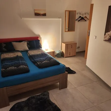 Halle Eg 78 Qm, Tv- Lounge, Kueche, Bad, 3 Moderne Dz, Zi 1 Franzoesisches Db Zi 2 Queensize- Bett, Oder Zweibettzimmer Zi 3 Franzoesisches Doppelbett * Halle (Saale)