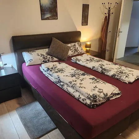 Halle Eg 78 Qm, Tv- Lounge, Kueche, Bad, 3 Moderne Dz, Zi 1 Franzoesisches Db Zi 2 Queensize- Bett, Oder Zweibettzimmer Zi 3 Franzoesisches Doppelbett