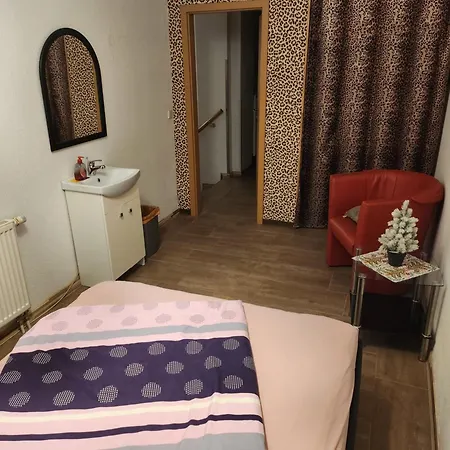 Halle Eg 78 Qm, Tv- Lounge, Kueche, Bad, 3 Moderne Dz, Zi 1 Franzoesisches Db Zi 2 Queensize- Bett, Oder Zweibettzimmer Zi 3 Franzoesisches Doppelbett Halle (Saale)
