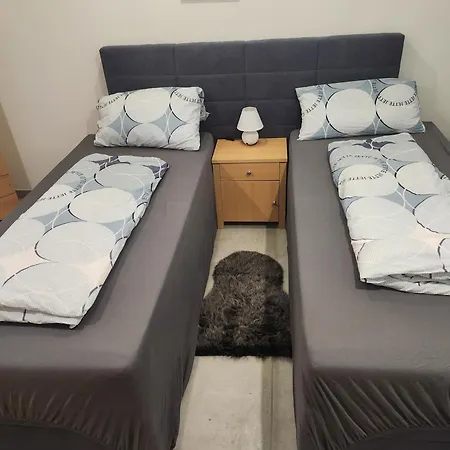 Halle Eg 78 Qm, Tv- Lounge, Kueche, Bad, 3 Moderne Dz, Zi 1 Franzoesisches Db Zi 2 Queensize- Bett, Oder Zweibettzimmer Zi 3 Franzoesisches Doppelbett