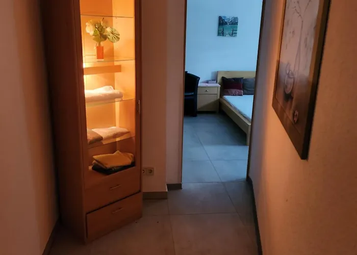 Apartamento Halle Eg Fewo 78 Qm, Tv- Lounge, Kueche, Bad, 3 Moderne Dz, Zi 1 Franzoesisches Db Zi 2 Queensize- Bett, Oder Zweibettzimmer Zi 3 Franzoesisches Doppelbett