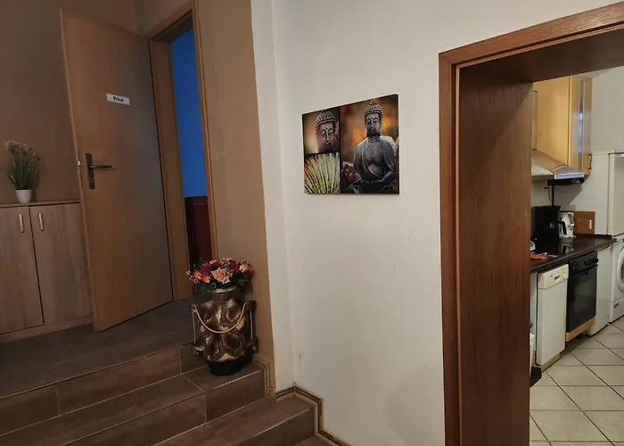 Halle Eg Fewo 78 Qm, Tv- Lounge, Kueche, Bad, 3 Moderne Dz, Zi 1 Franzoesisches Db Zi 2 Queensize- Bett, Oder Zweibettzimmer Zi 3 Franzoesisches Doppelbett Apartamento