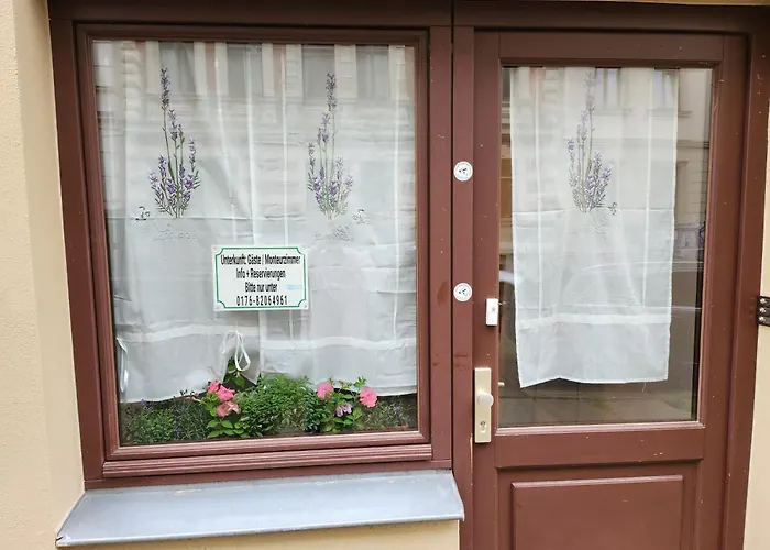 Halle Eg Fewo 78 Qm, Tv- Lounge, Kueche, Bad, 3 Moderne Dz, Zi 1 Franzoesisches Db Zi 2 Queensize- Bett, Oder Zweibettzimmer Zi 3 Franzoesisches Doppelbett Apartamento