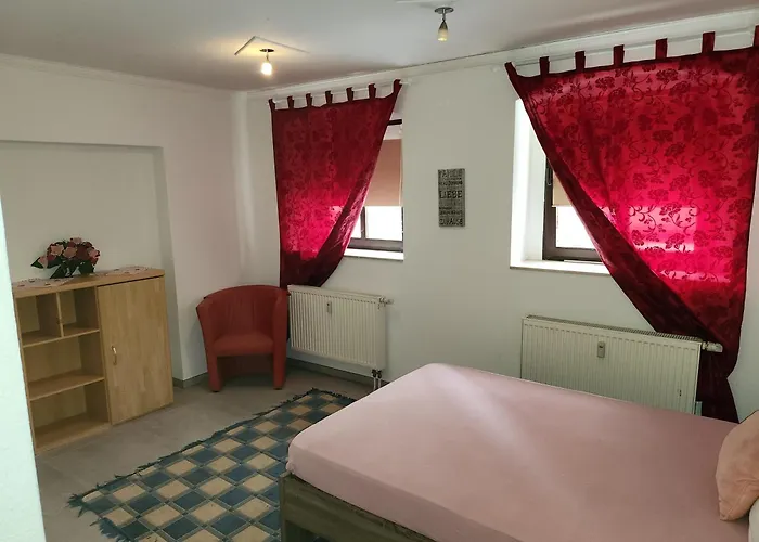 Halle Eg Fewo 78 Qm, Tv- Lounge, Kueche, Bad, 3 Moderne Dz, Zi 1 Franzoesisches Db Zi 2 Queensize- Bett, Oder Zweibettzimmer Zi 3 Franzoesisches Doppelbett Halle (Saale)