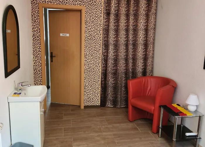 Halle Eg Fewo 78 Qm, Tv- Lounge, Kueche, Bad, 3 Moderne Dz, Zi 1 Franzoesisches Db Zi 2 Queensize- Bett, Oder Zweibettzimmer Zi 3 Franzoesisches Doppelbett Halle (Saale)