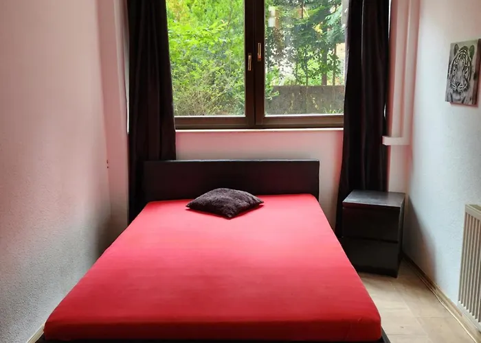 Halle Eg Fewo 78 Qm, Tv- Lounge, Kueche, Bad, 3 Moderne Dz, Zi 1 Franzoesisches Db Zi 2 Queensize- Bett, Oder Zweibettzimmer Zi 3 Franzoesisches Doppelbett