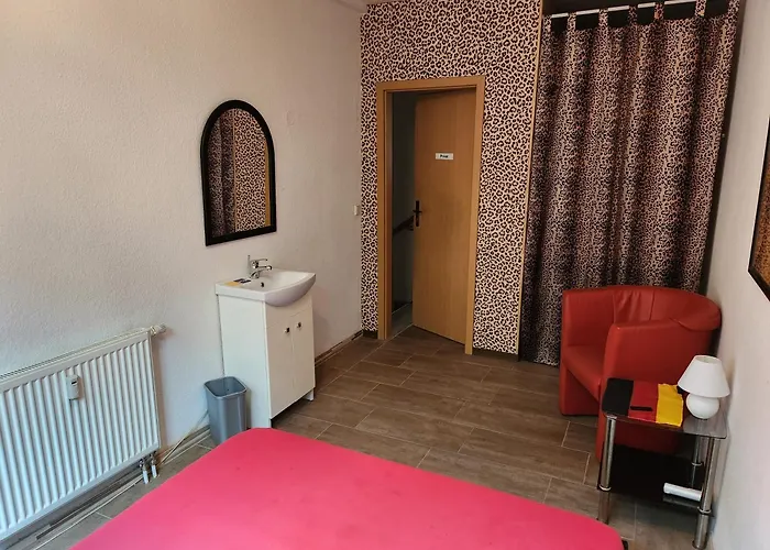 Halle Eg Fewo 78 Qm, Tv- Lounge, Kueche, Bad, 3 Moderne Dz, Zi 1 Franzoesisches Db Zi 2 Queensize- Bett, Oder Zweibettzimmer Zi 3 Franzoesisches Doppelbett
