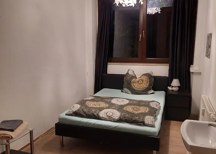 Apartamento Halle Eg Fewo 78 Qm, Tv- Lounge, Kueche, Bad, 3 Moderne Dz, Zi 1 Franzoesisches Db Zi 2 Queensize- Bett, Oder Zweibettzimmer Zi 3 Franzoesisches Doppelbett *