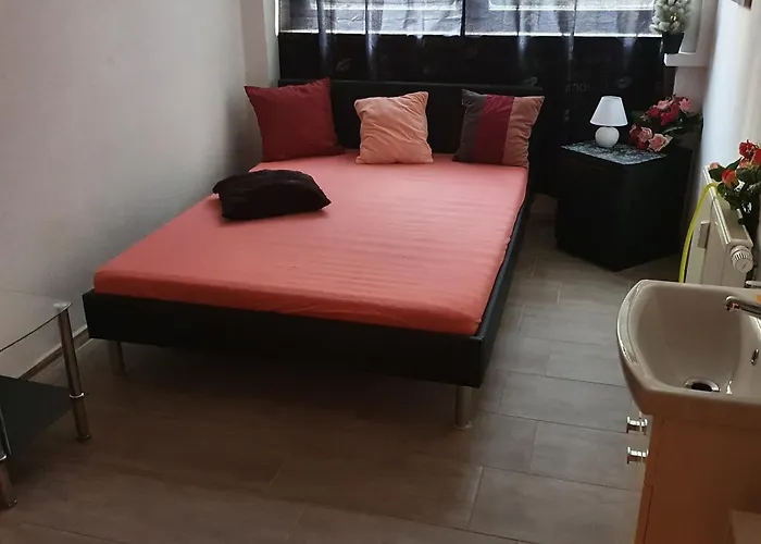 Halle Eg Fewo 78 Qm, Tv- Lounge, Kueche, Bad, 3 Moderne Dz, Zi 1 Franzoesisches Db Zi 2 Queensize- Bett, Oder Zweibettzimmer Zi 3 Franzoesisches Doppelbett Apartamento Halle (Saale)